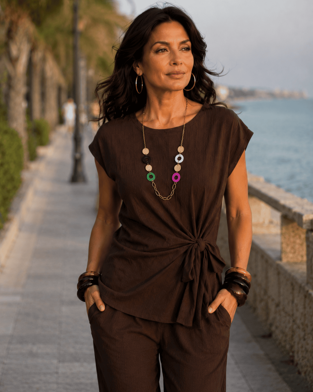 Completo elegante con maglia, pantaloni e collana