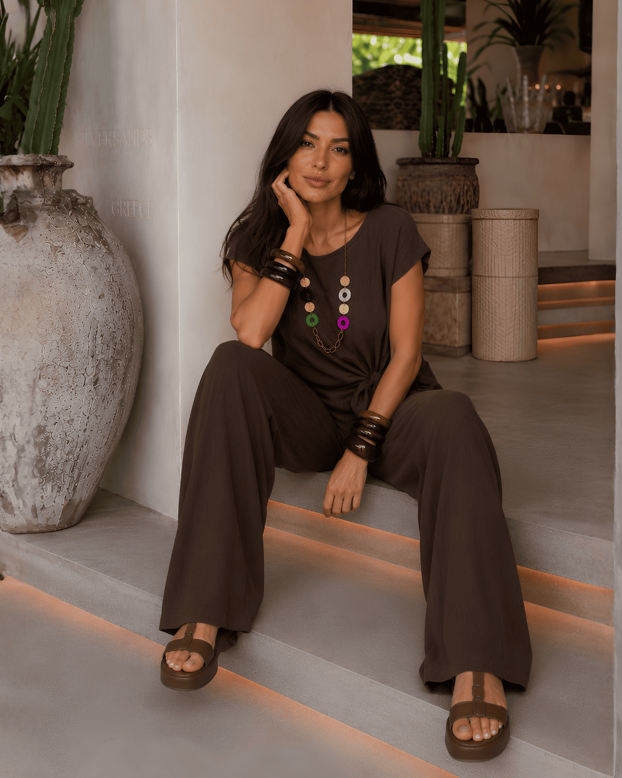 Completo elegante con maglia, pantaloni e collana